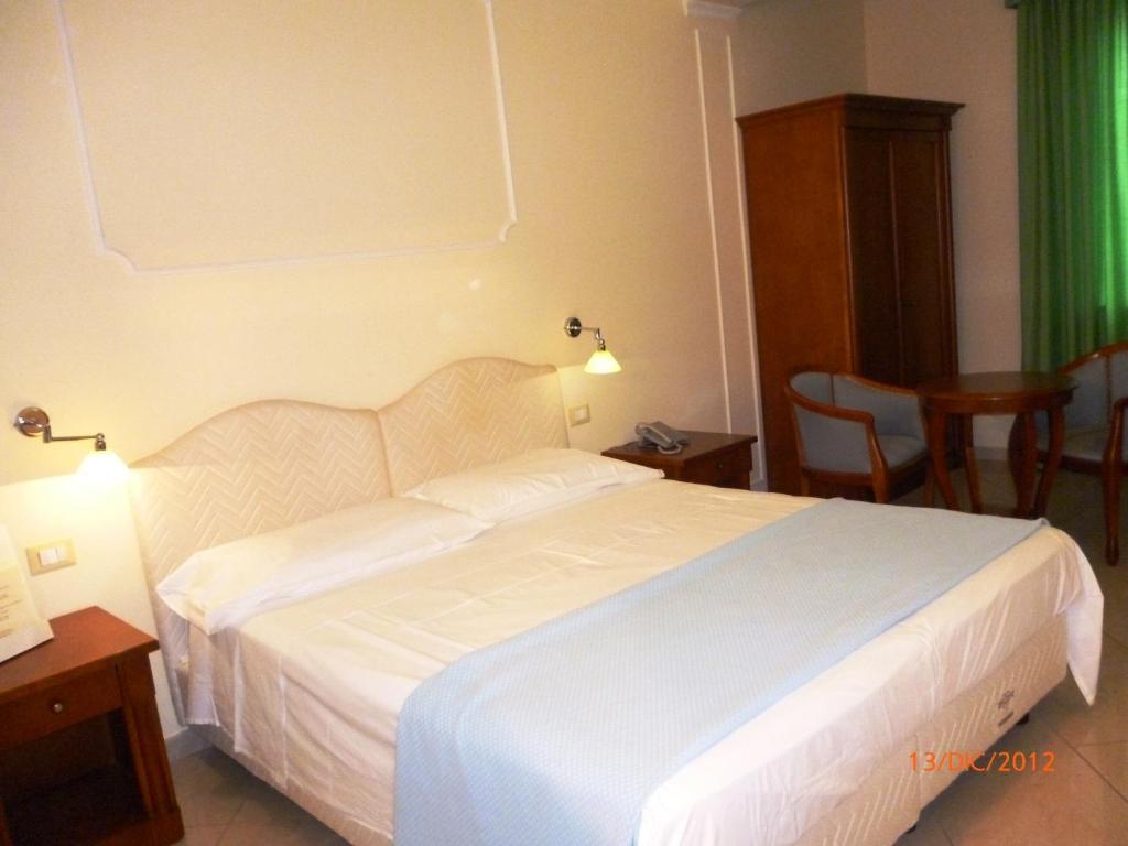 Hotel Marinella Pizzo (Calabria) Quarto foto